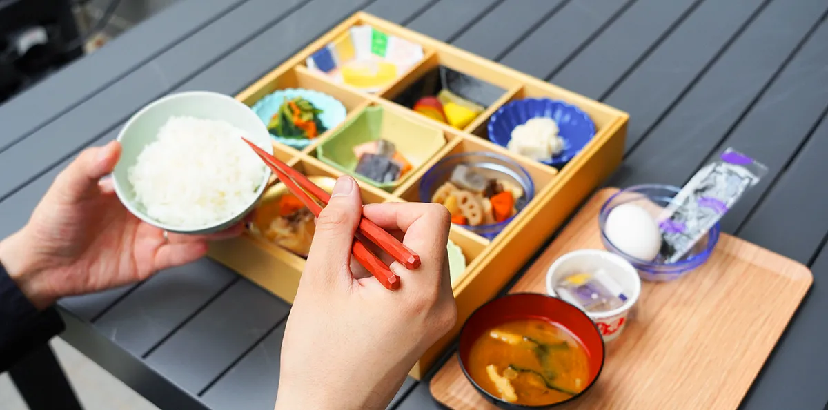 화려한 작은 화분 아침 식사