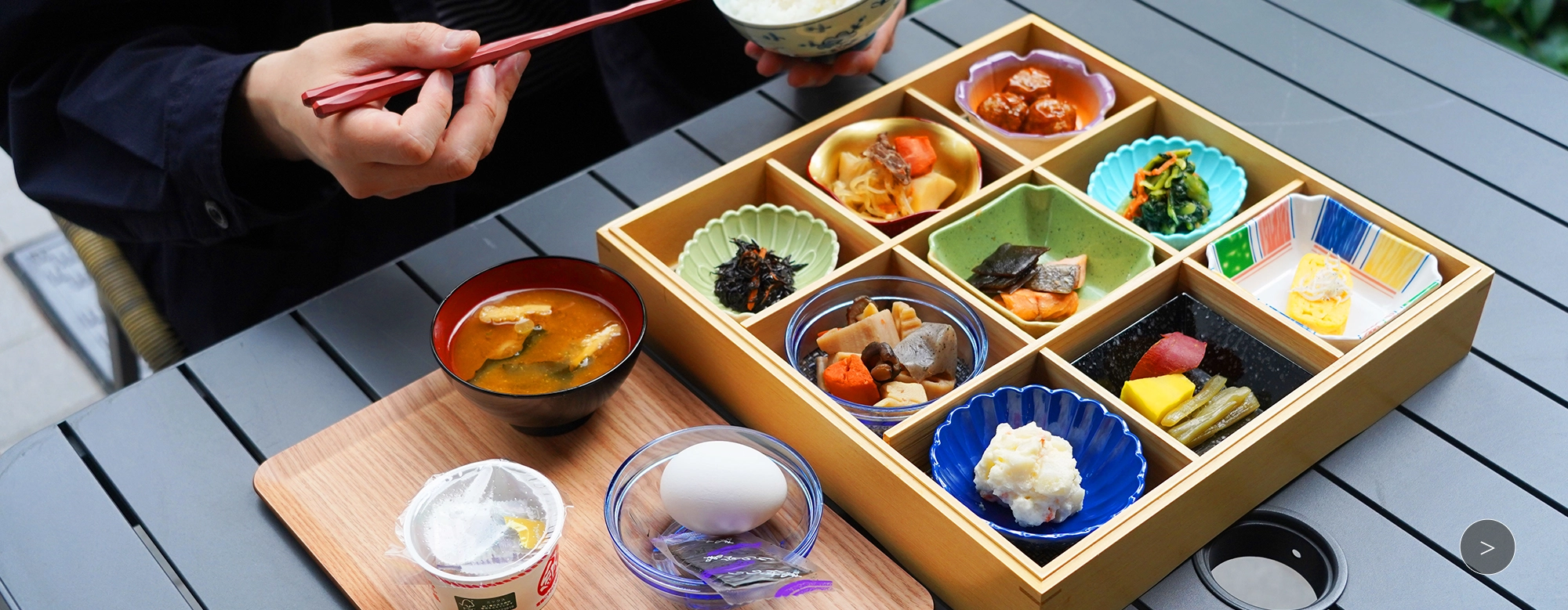 멋진 아침 시간을 장식하는 화려한 아침 식사