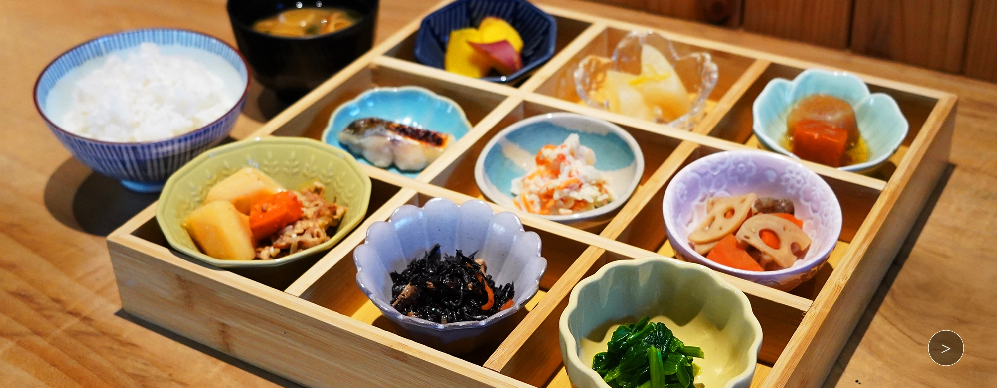 멋진 아침 시간을 장식하는 화려한 아침 식사